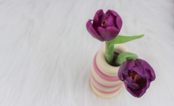 Eine Vase für den Frühling entsteht aus alten Vorhang Ringen.