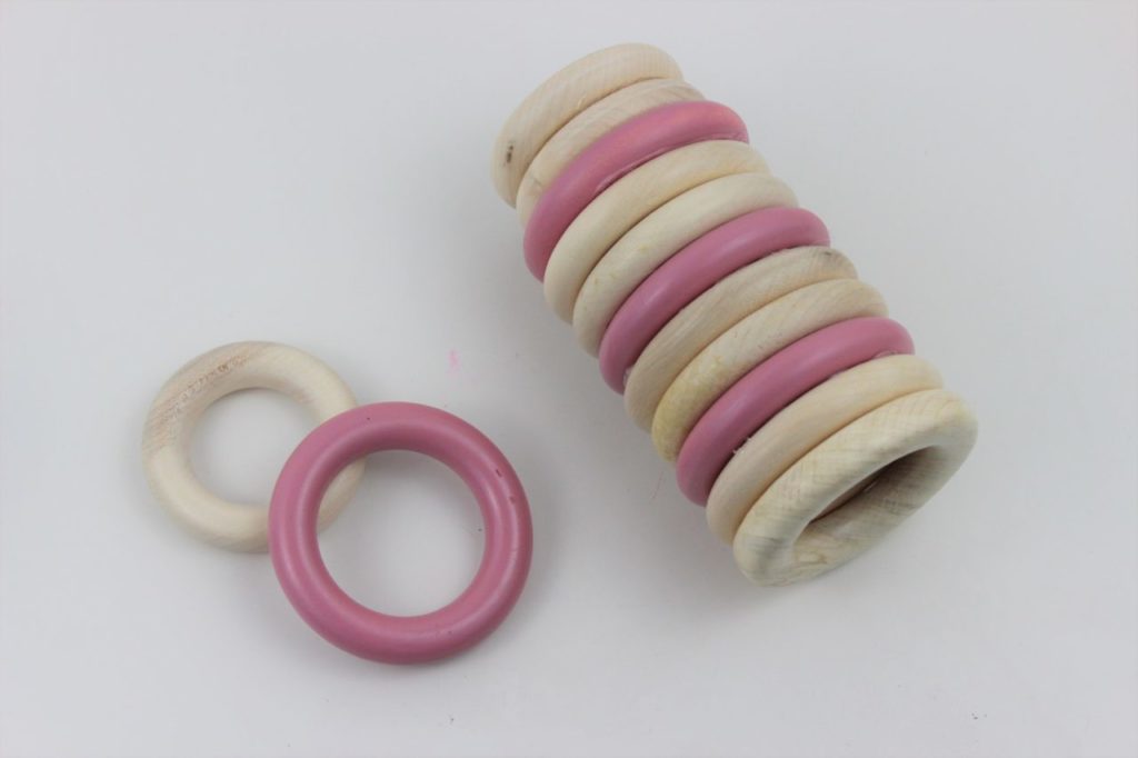 Die Vorhang Ringe werden aufeinander geklebt und so entsteht eine selbst gebastelte Upcycling Vase. 