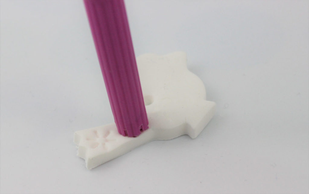 In die DIY Fimo Anhänger wird ein Muster gedruckt. 