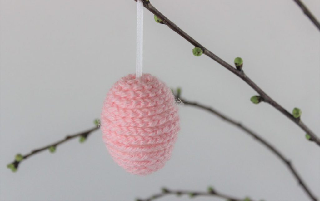 Ein Plastikei wird mit Luftmaschen umklebt und so entsteht eine tolle und einfache Osterdeko. 