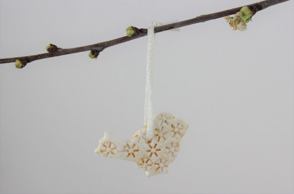 Frühlings Anhänger mit einem leichten goldenen Farbhauch. 