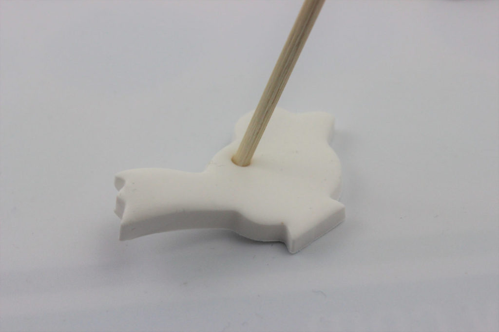 In den selbst gemachten Frühlings Anhänger wird ein Loch gestochen, damit man ihn später aufhängen kann. 