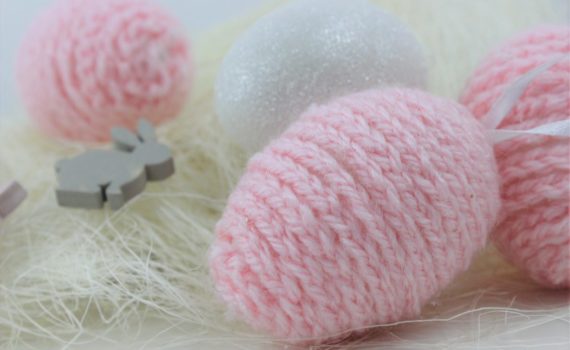 Langweilige Ostereier mit Luftmaschen ganz einfach verschönern.