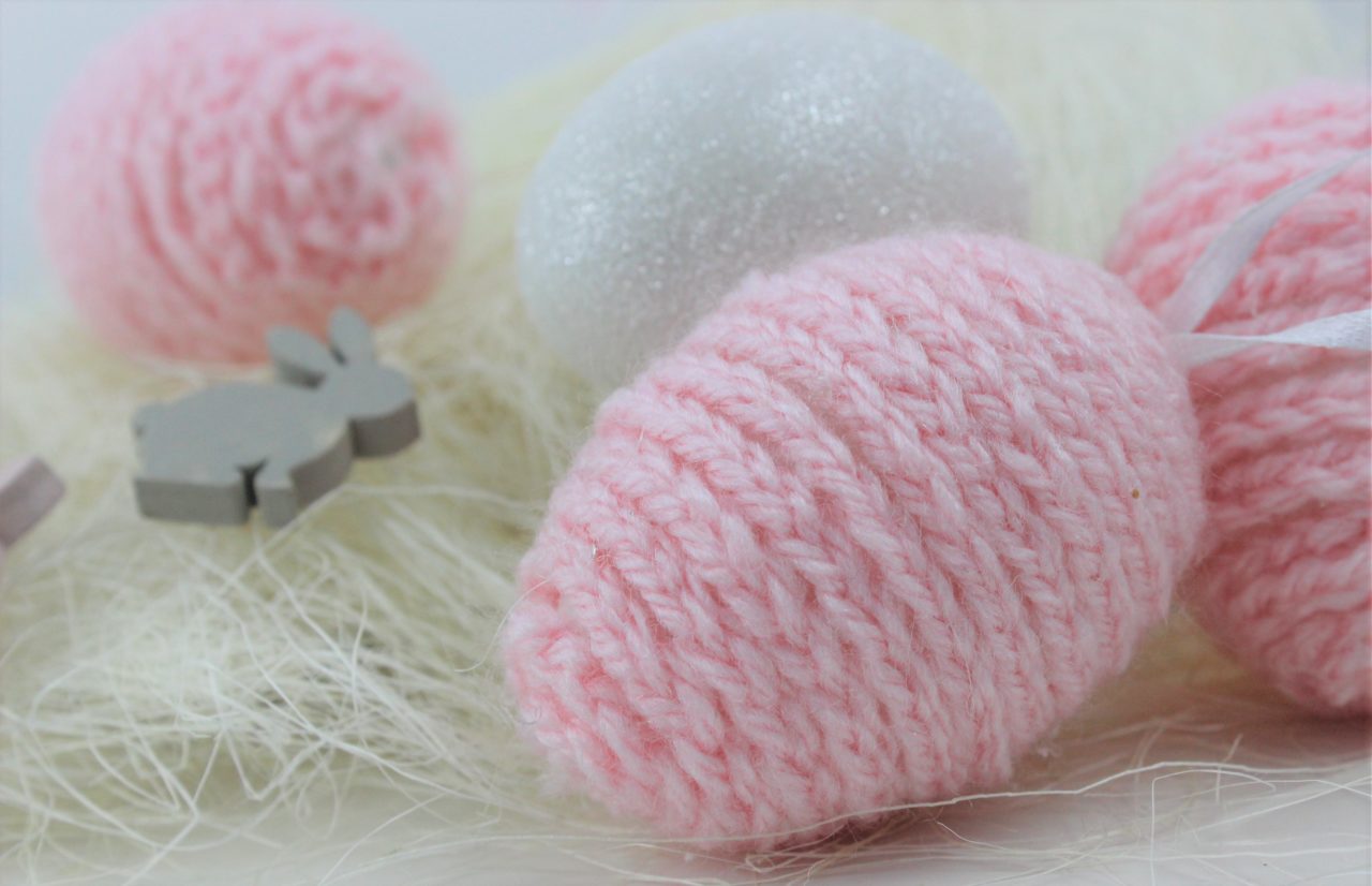 Langweilige Ostereier mit Luftmaschen ganz einfach verschönern.