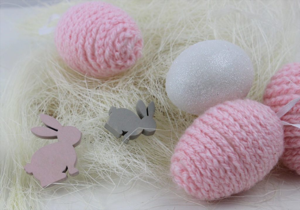 Einfache Plastikeier werden mit Luftmaschen umhäkelt.