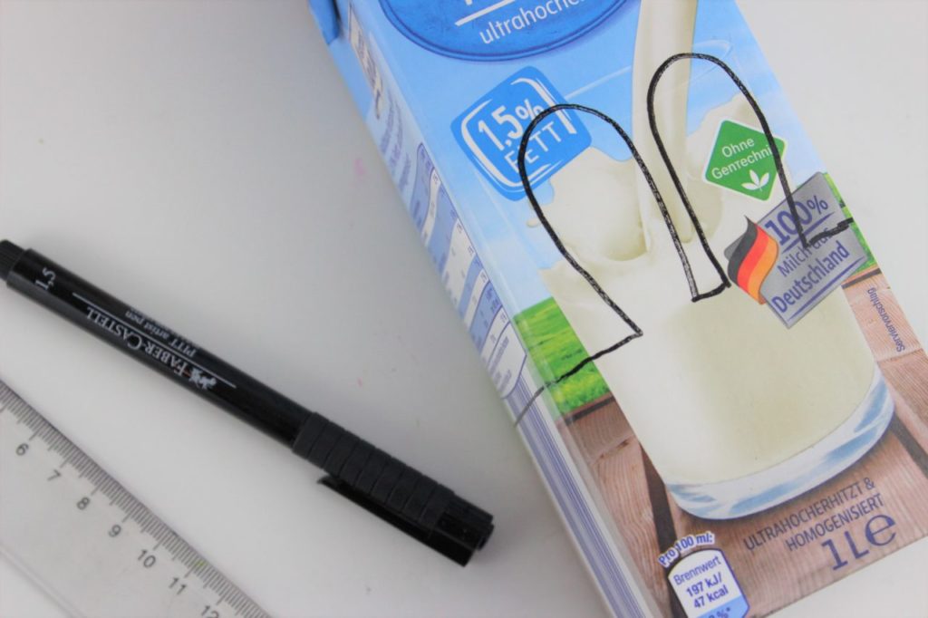 Auf dem Tetra Pak werden Hasenohren aufgezeichnet, damit das Nest österlicher aussieht.