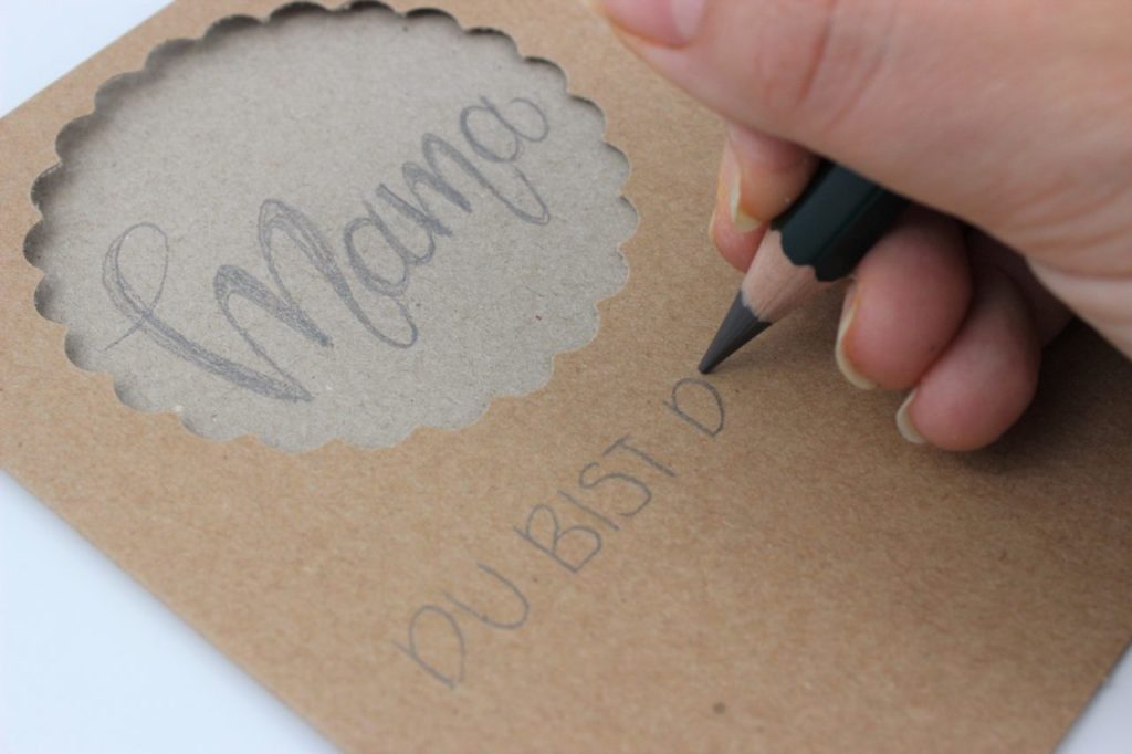 Die selbstgemachte Karte mit wird einem persönlichen Lettering verziert. 