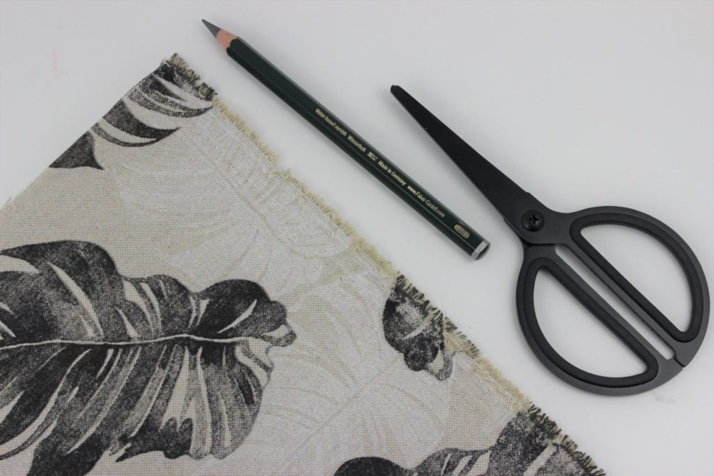 Der Stoff für das selbst gemachte Tischset wird zugeschnitten.