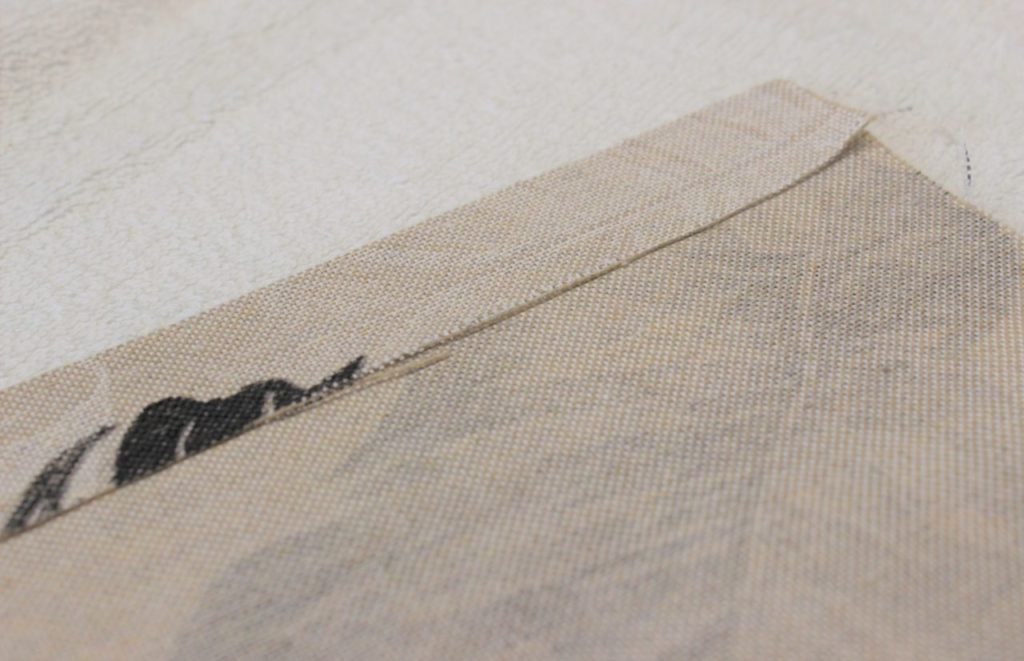 Der Saumvlies wird auf allen Seiten aufgebügelt und es entsteht ein Tischset.