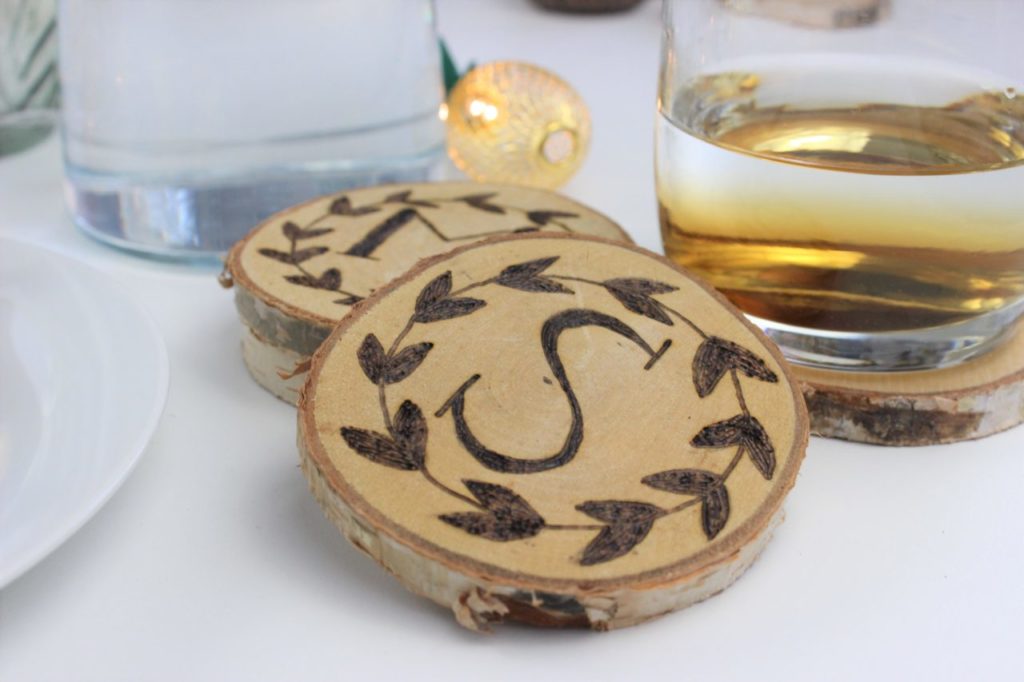 Untersetzer aus Holz mit individuellem Branding.