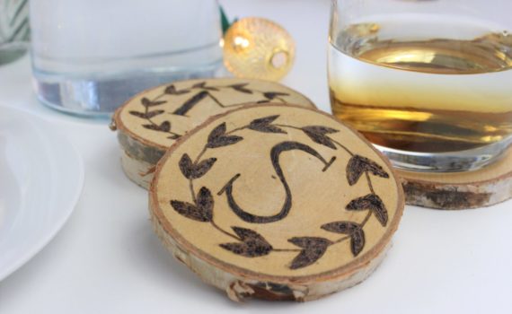 Untersetzer aus Holz mit individuellem Branding.
