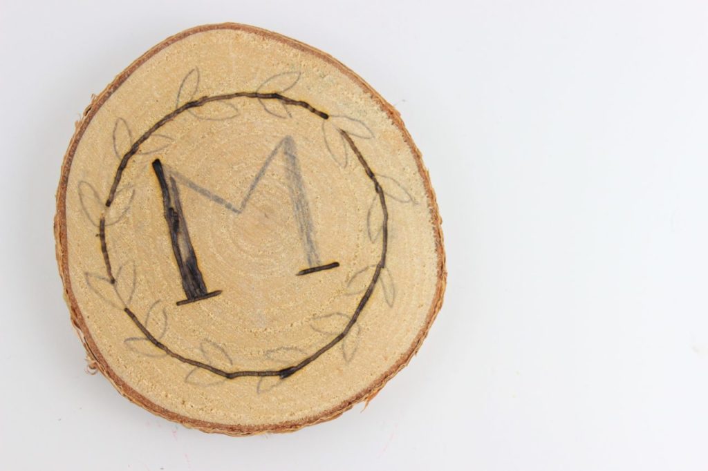 Das Motiv wird in die Astscheibe eingebrannt. 