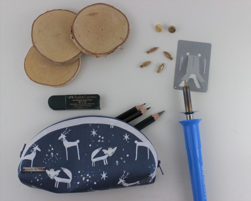 Alle Materialien auf einen Blick für die selbst gemachten, sommerlichen Untersetzer. 