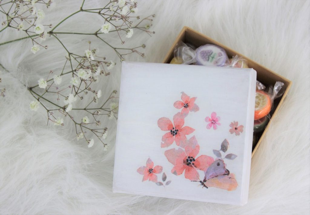 Serviettentechnik auf einer Schachtel