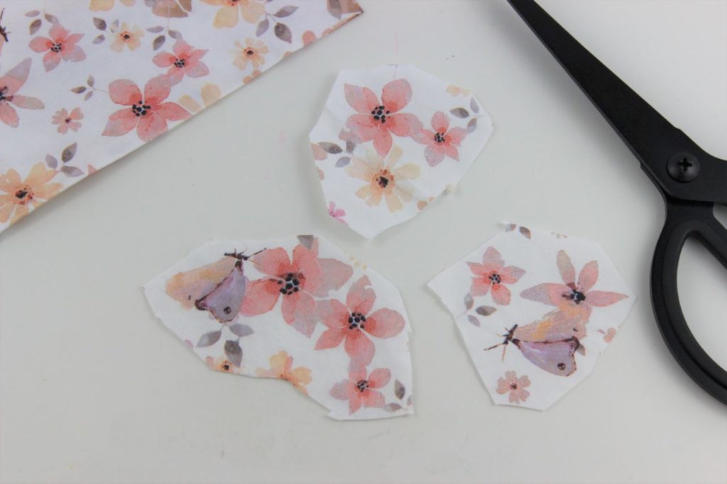 Serviette zu Recht schneiden bevor sie auf die Schachtel geklebt wird.