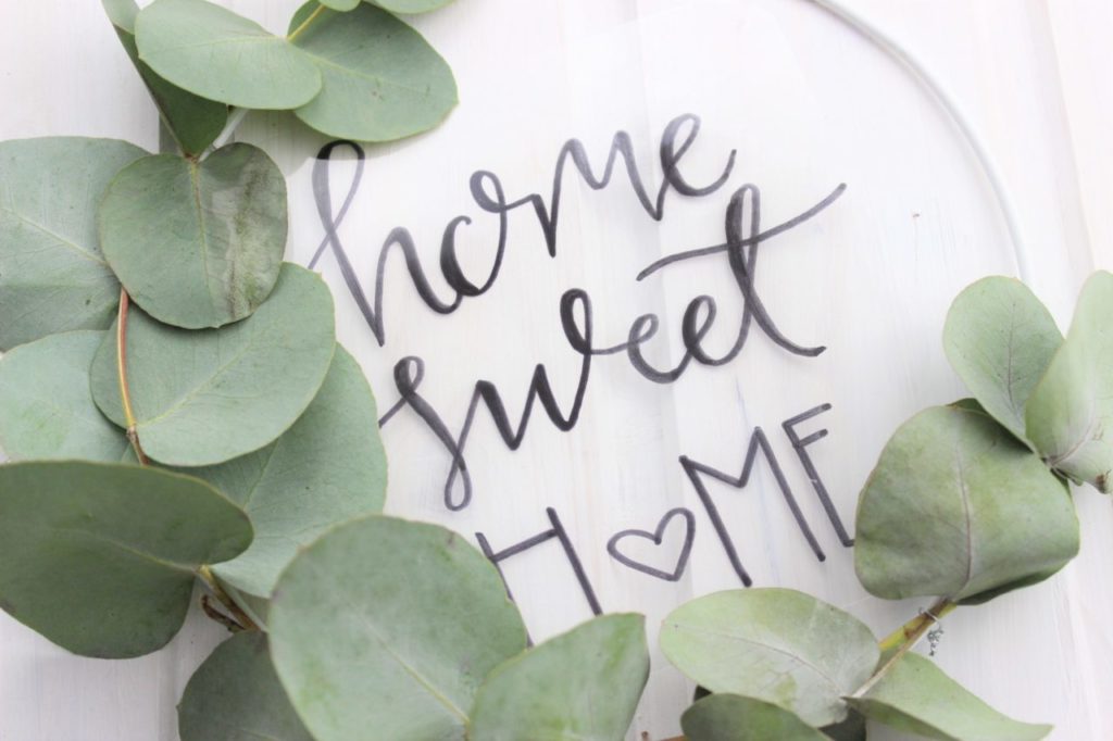 Der Ring wird mit Eukalyptus verschönert und rundet das Dekostück ab.