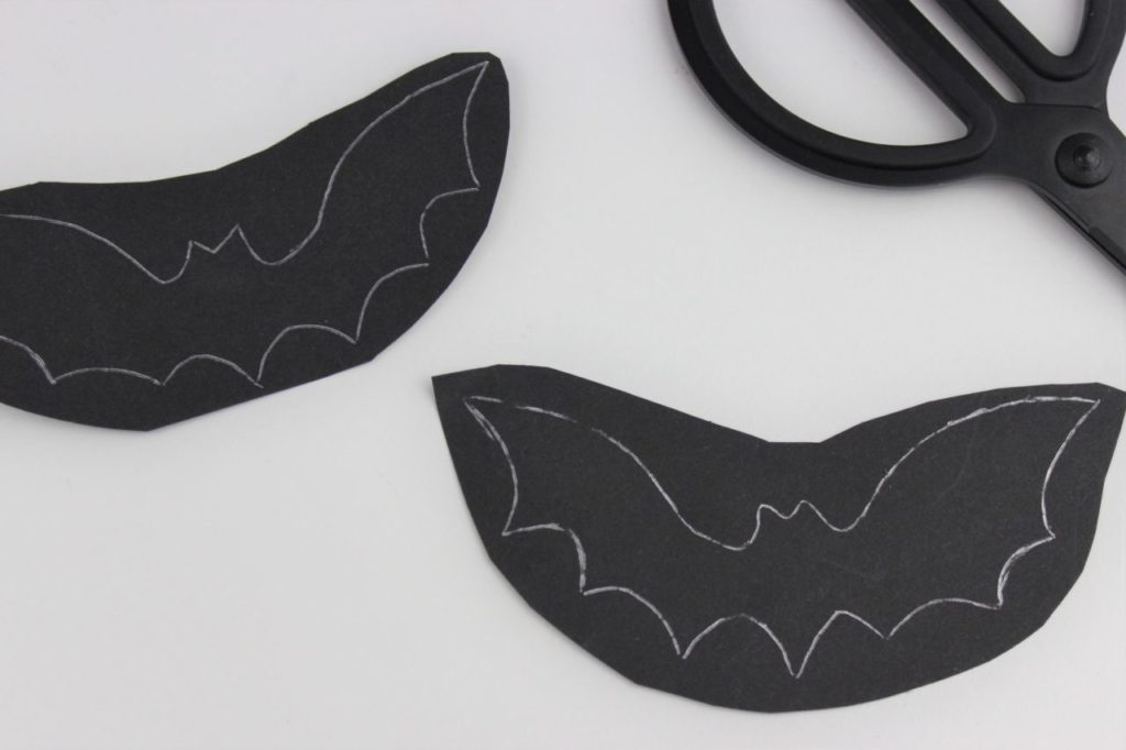 Die vor gezeichneten Fledermäuse werden ausgeschnitten.