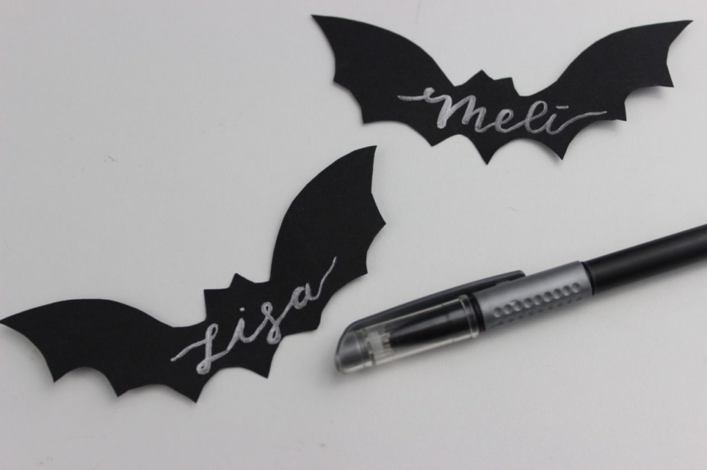 Die Namen der Gäste werden auf die kleinen Fledermäuse geschrieben. 