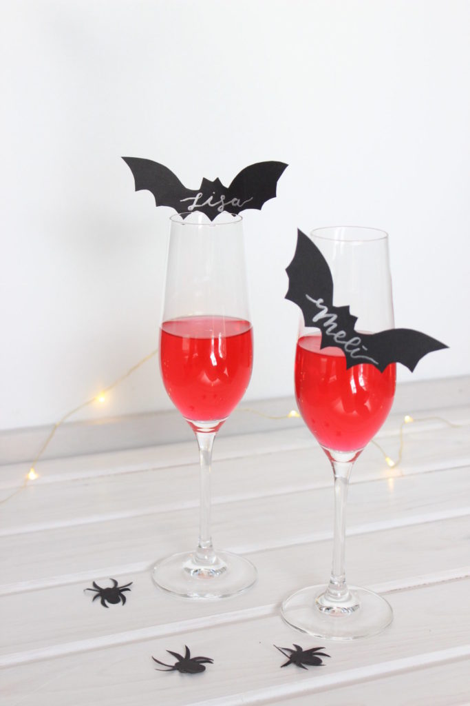 Fledermäuse aus Papier als Glasmarkierung. 