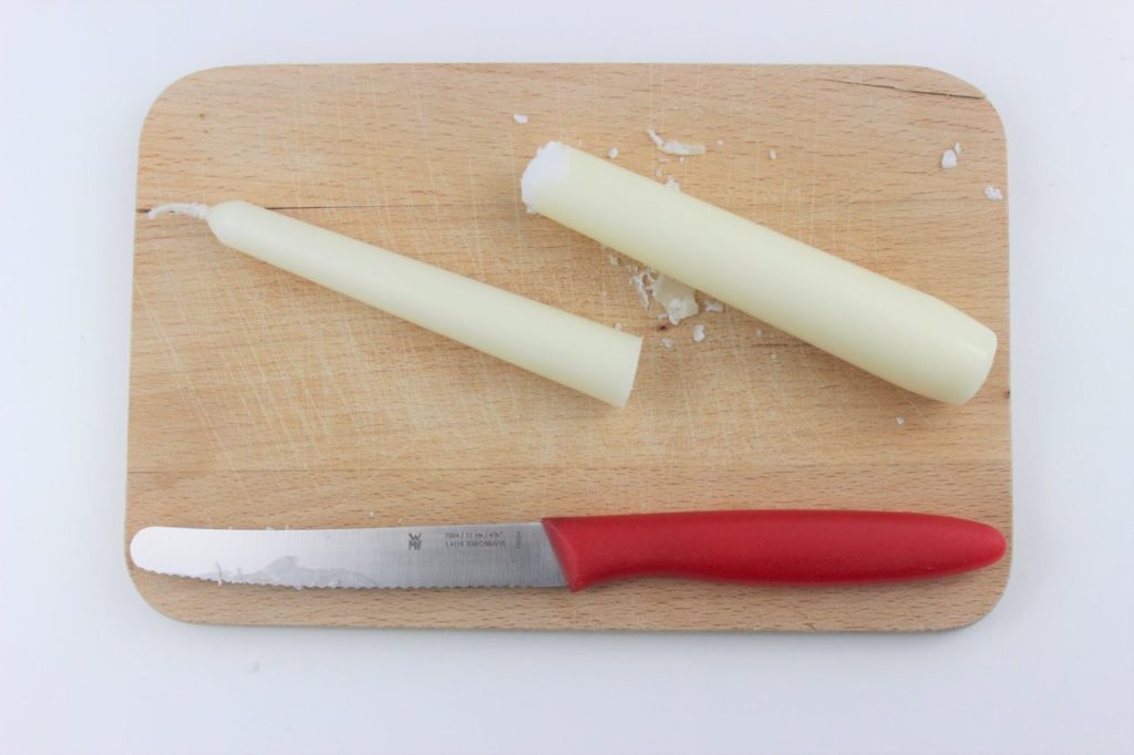 Die Kerzen werden zu geschnitten, damit sie in die Kupfer Rohrteile passen.