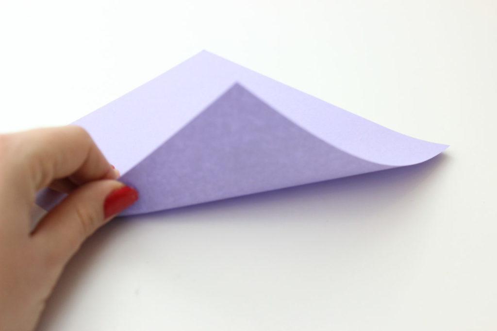 Aus dem Quadrat wird ein Dreieck gefaltet. 