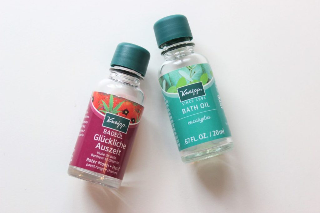 Die Flaschen werden geupcycelt und daraus entstehen kleine Mini Vasen. 