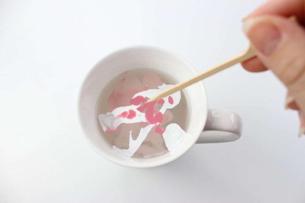 Die Mini Vase wird in den Nagellack getaucht und es entsteht ein schönes Muster.