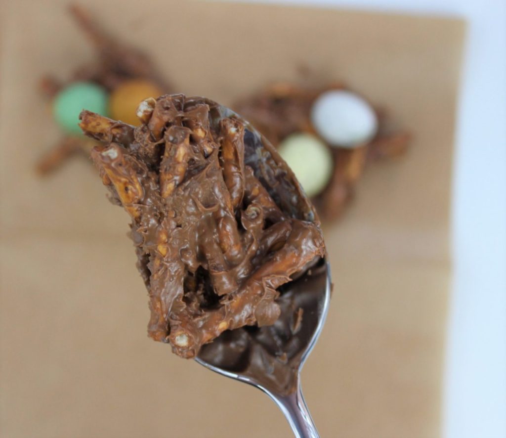 Die Schokolade und die Salzstangen werden zu kleinen Osternestern geformt.