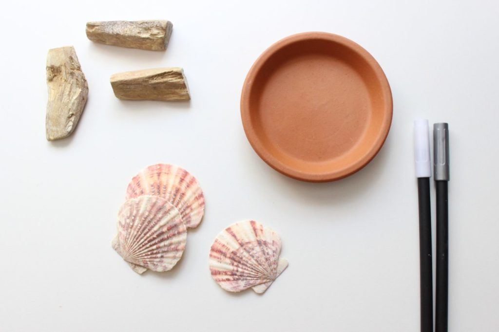 Alle Materialien für eine selbst gemachte Bienentränke auf einem Blick.