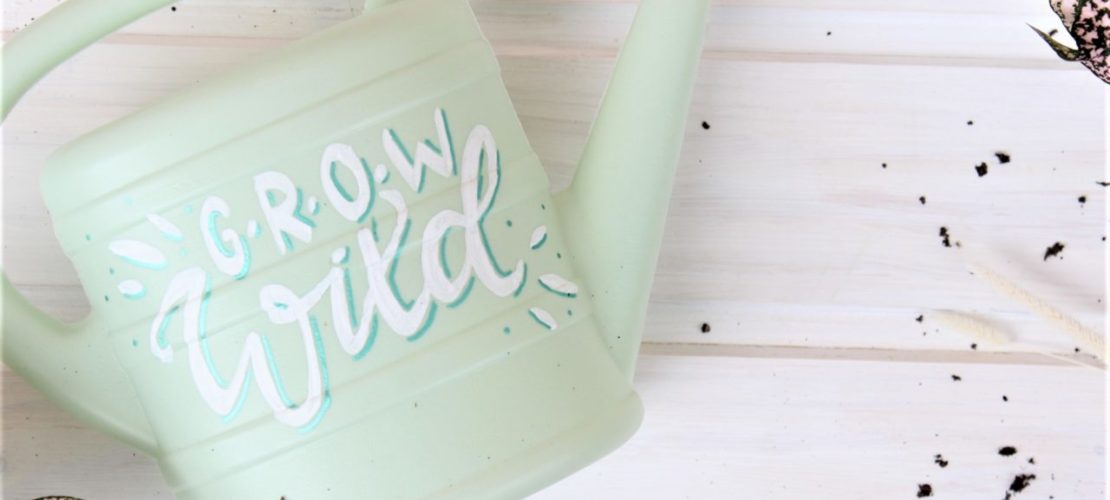 Beletterte Gießkanne als Deko und Hilfsmittel für den Balkon.