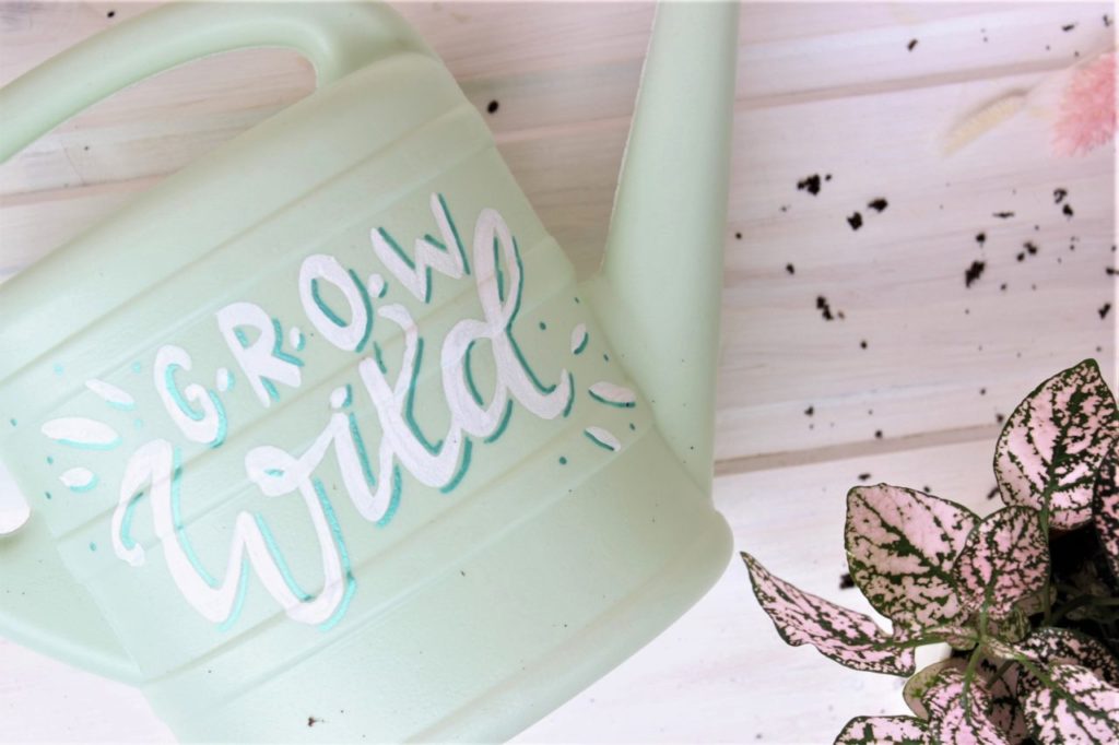 Gießkanne als Dekoelement für den Balkon.