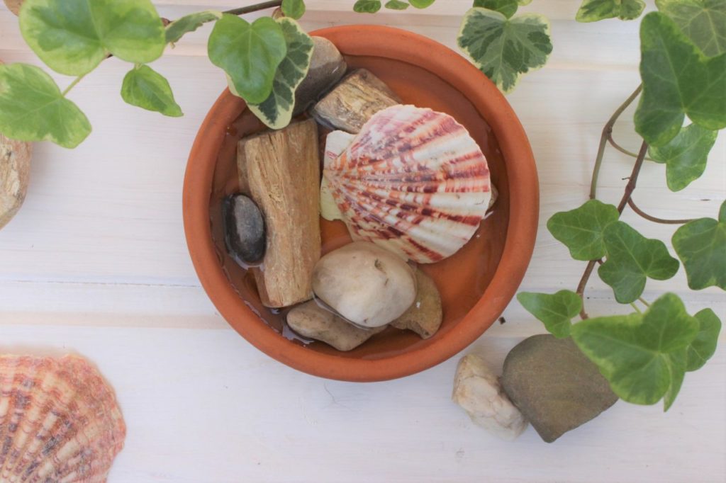 Selbst gemachte Bienentränke aus einem alten Terrakotta Untersetzer im modernen Boho Stil.