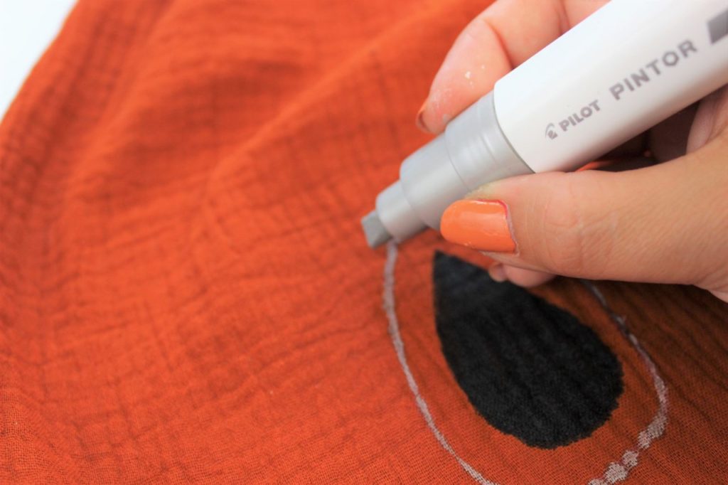 Das Boho Muster auf unserem DIY Kleidungsstück wird weiter gemalt.