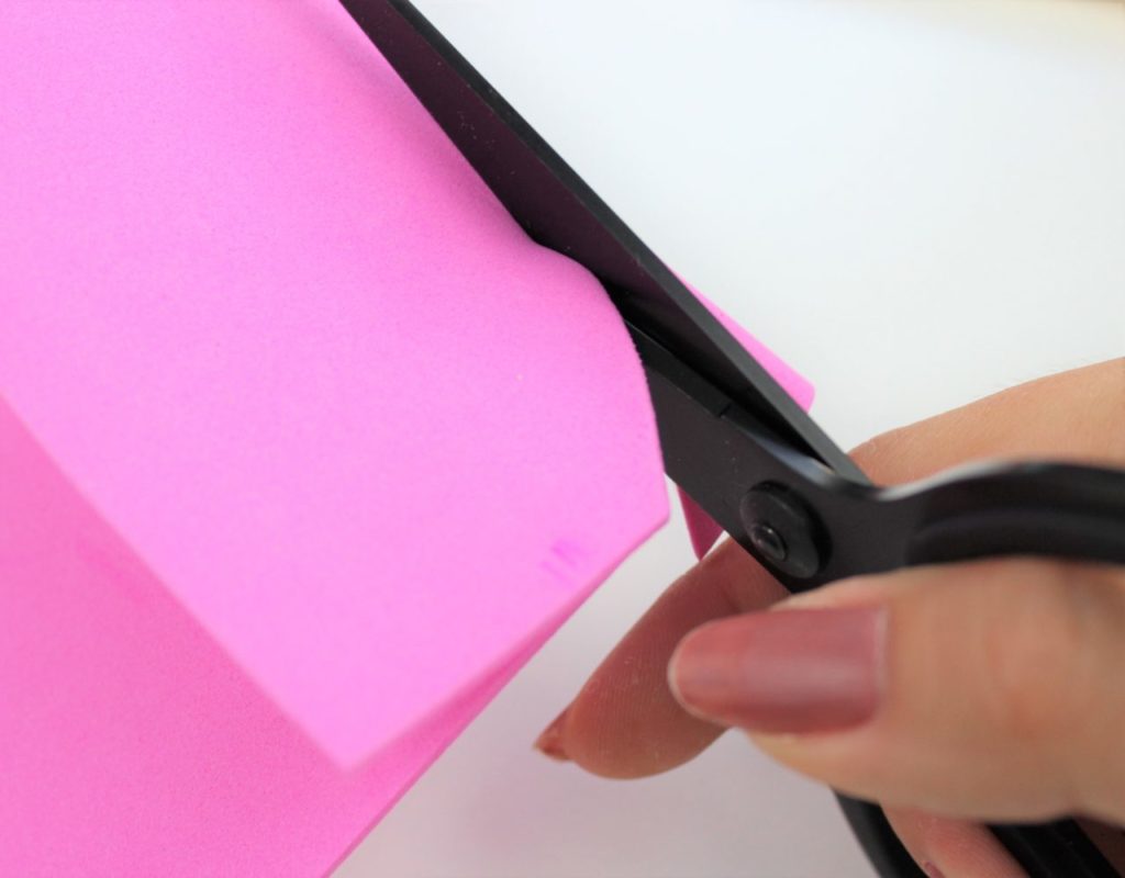 Das Motiv für den selbst gemachten Stempel wird aufgezeichnet und ausgeschnitten. 