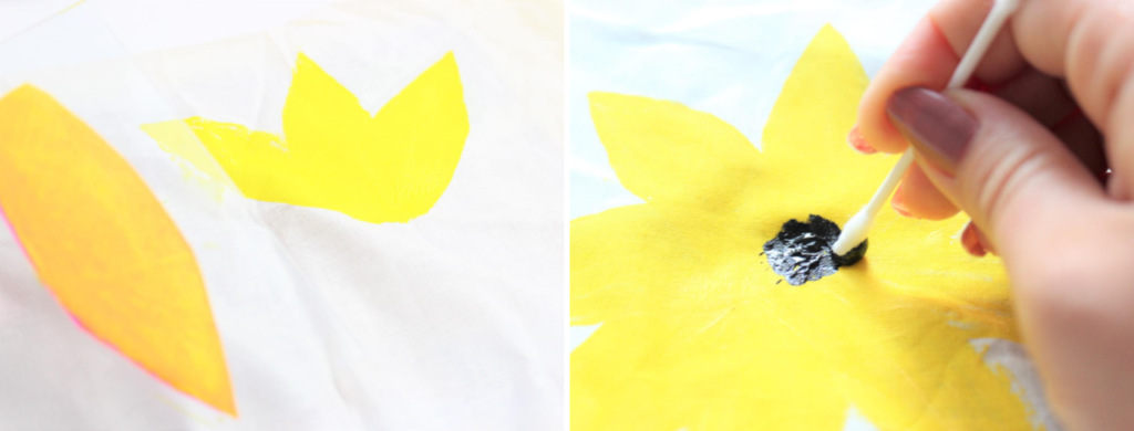 Die Sonnenblume wird Schritt für Schritt auf den Kissenbezug gestempelt. 