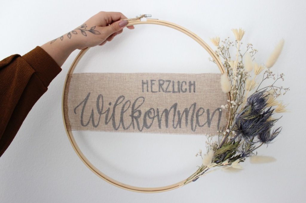 Selbst gebastelter Türkranz mit Trockenblumen und Lettering. 