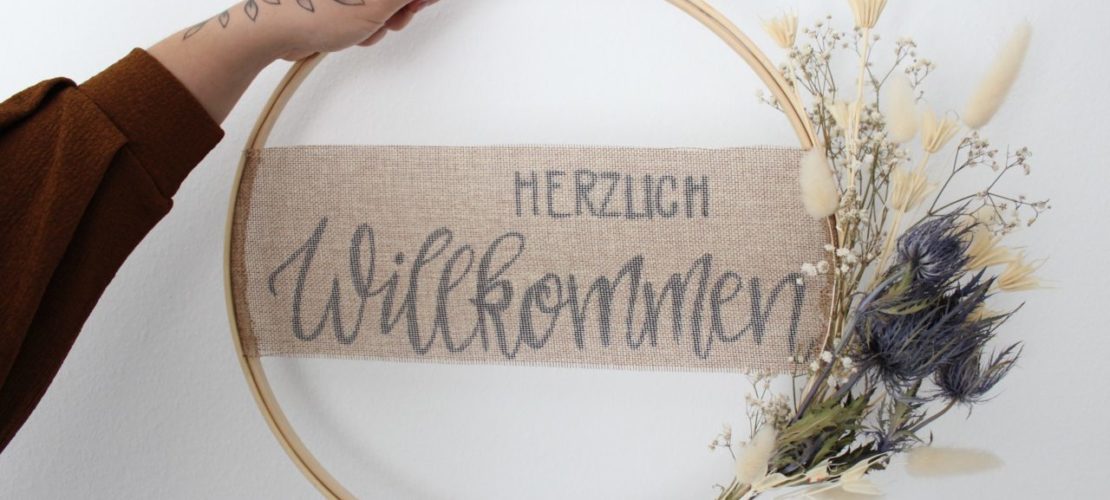 Selbst gebastelter Türkranz mit Trockenblumen und Lettering.