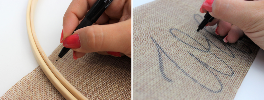 Das Lettering wird auf das Band des Türkranzes geschrieben. 