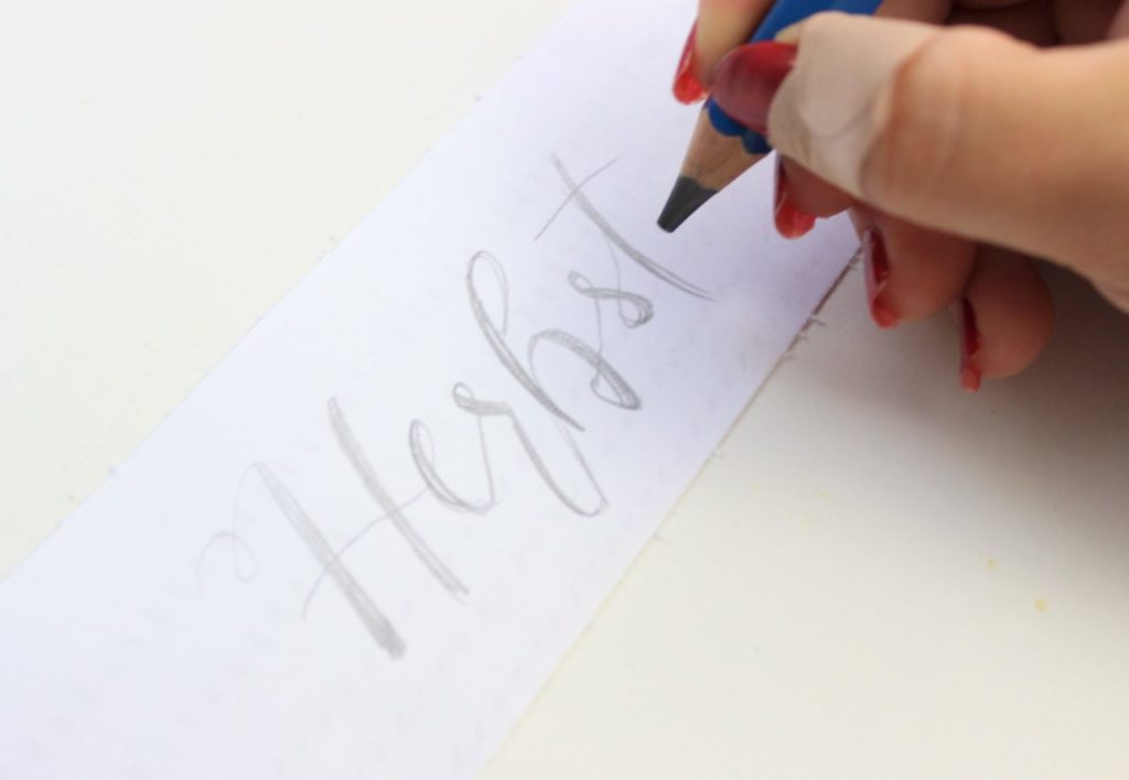 Die Skizze für das upcycling Windlicht wird gemalt.