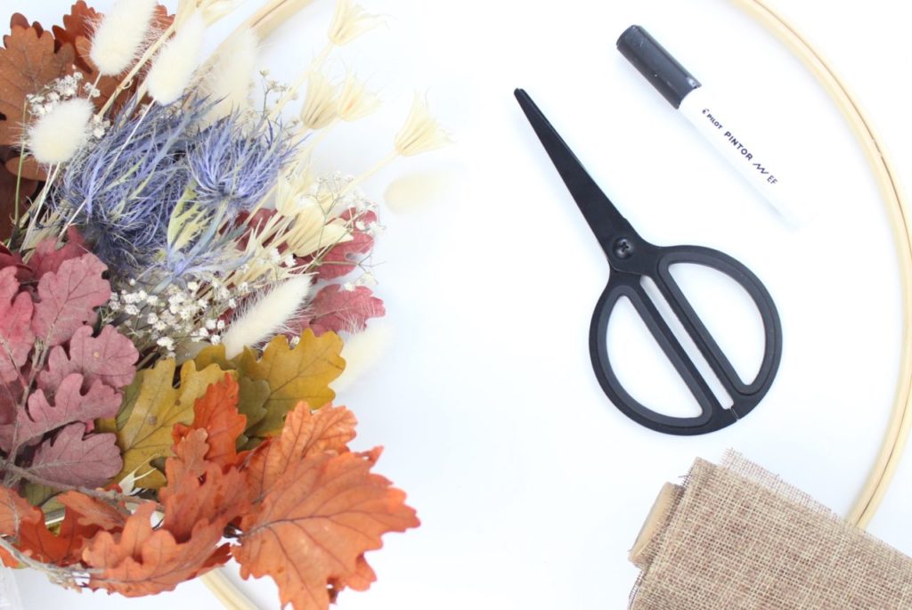 Alle benötigten Materialien für einen herbstlichen Türkranz zum selber machen auf einem Blick. 