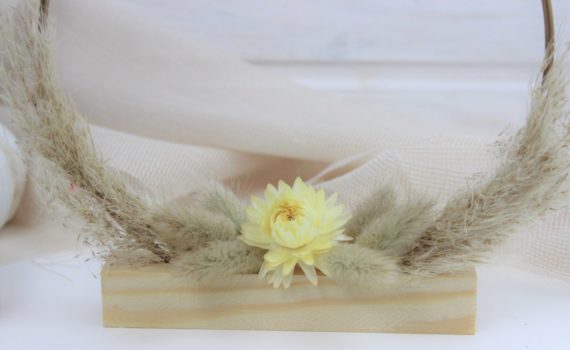 Selbst gemachter Dekokranz mit Standfuß.