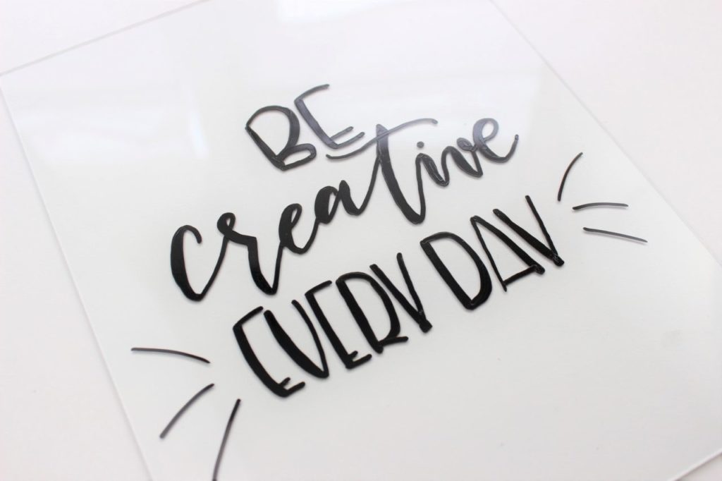 Das Lettering wird auf die Glasscheibe geschrieben für das Acrylschild.