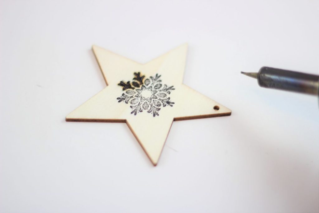 Das gestempelte Muster wird in den Stern gebrannt.