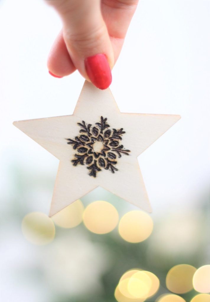 Selbst gemachte Weihnachtsdeko mit Brandmalkolben.