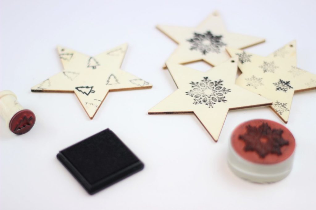 Die Holzsterne werden bestempelt und so für das Branding vorbereitet.