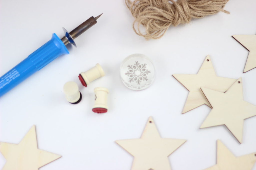 Alle Materialien für die Holzsterne mit Branding.