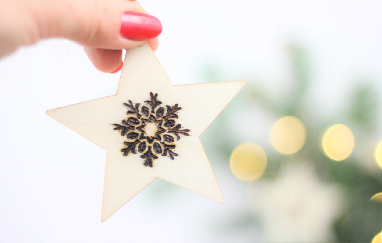 Stern aus Holz mit Branding