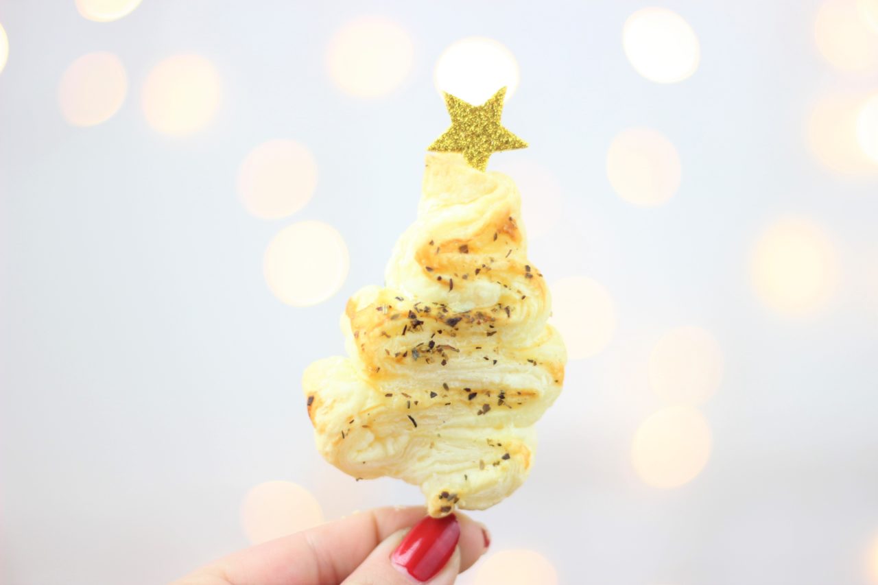 Tannenbaum aus Blätterteig ganz einfach selber machen.