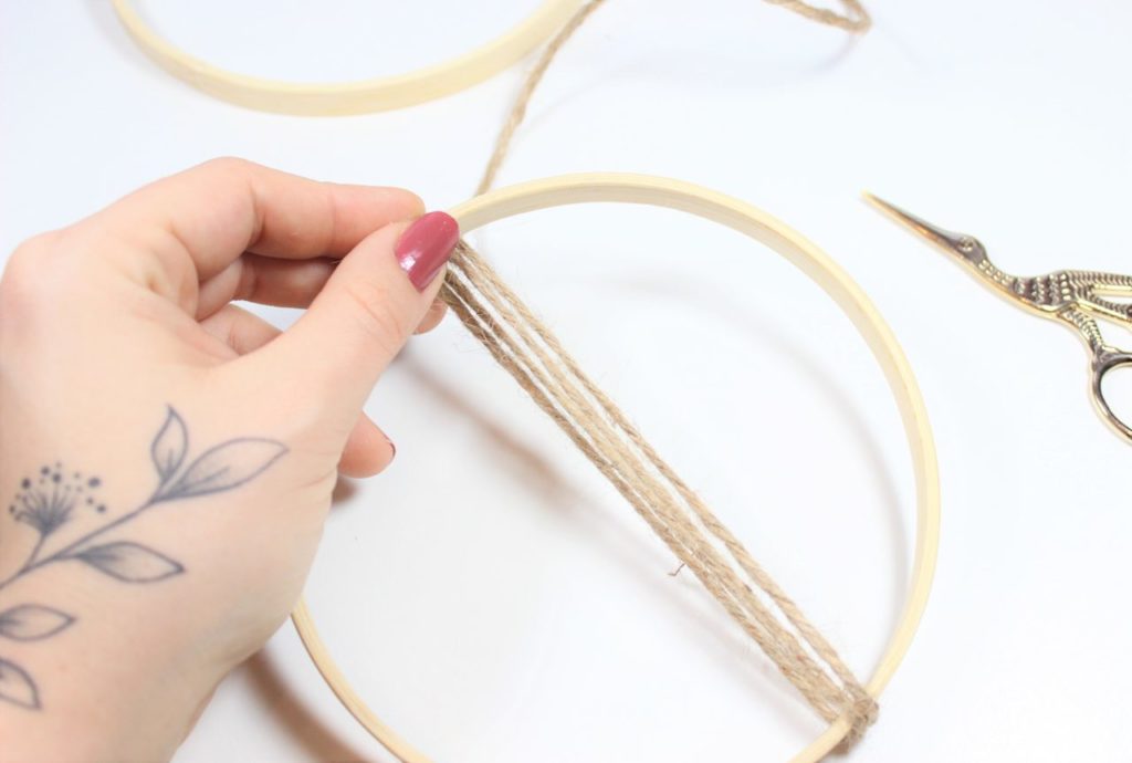 die Juteschnur wird am DIY Türkranz befestigt.