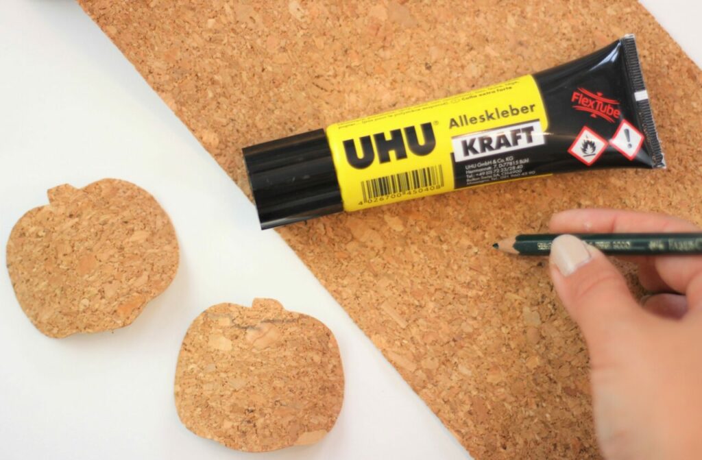 Aus Kork werden herbstliche Motive aufgemalt und ausgeschnitten.